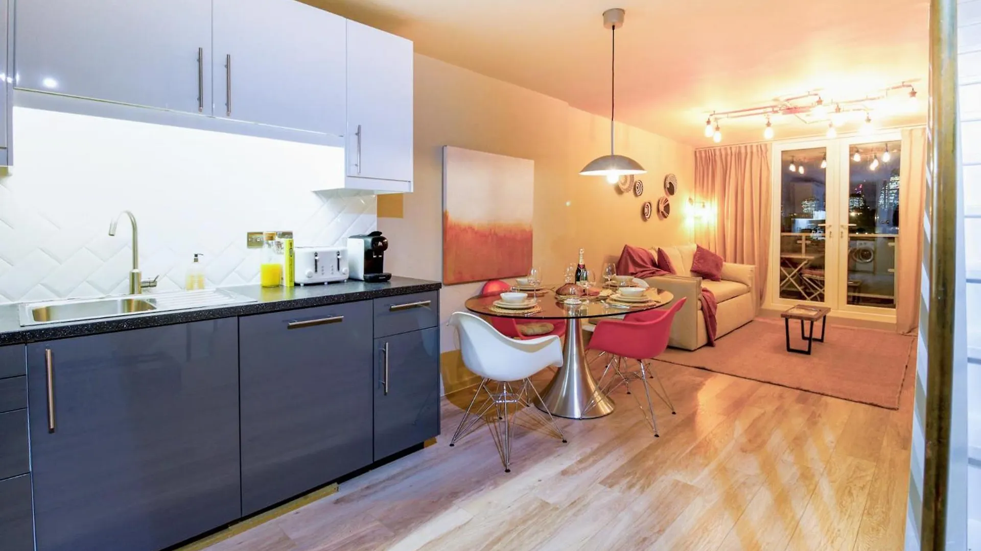 2 Bedrooms London Apartment Close To Limehouse Station