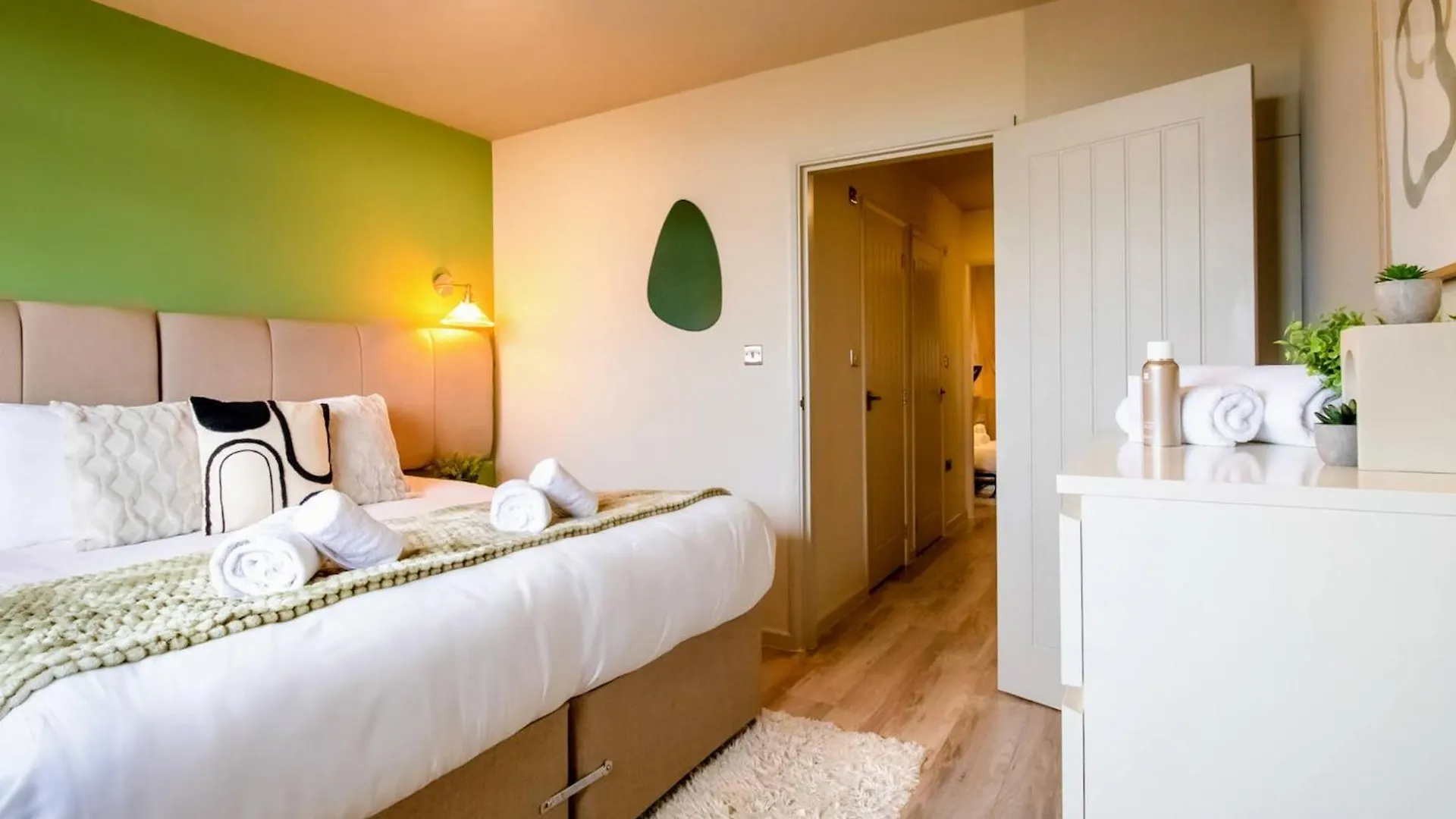 2 Bedrooms London Apartment Close To Limehouse Station