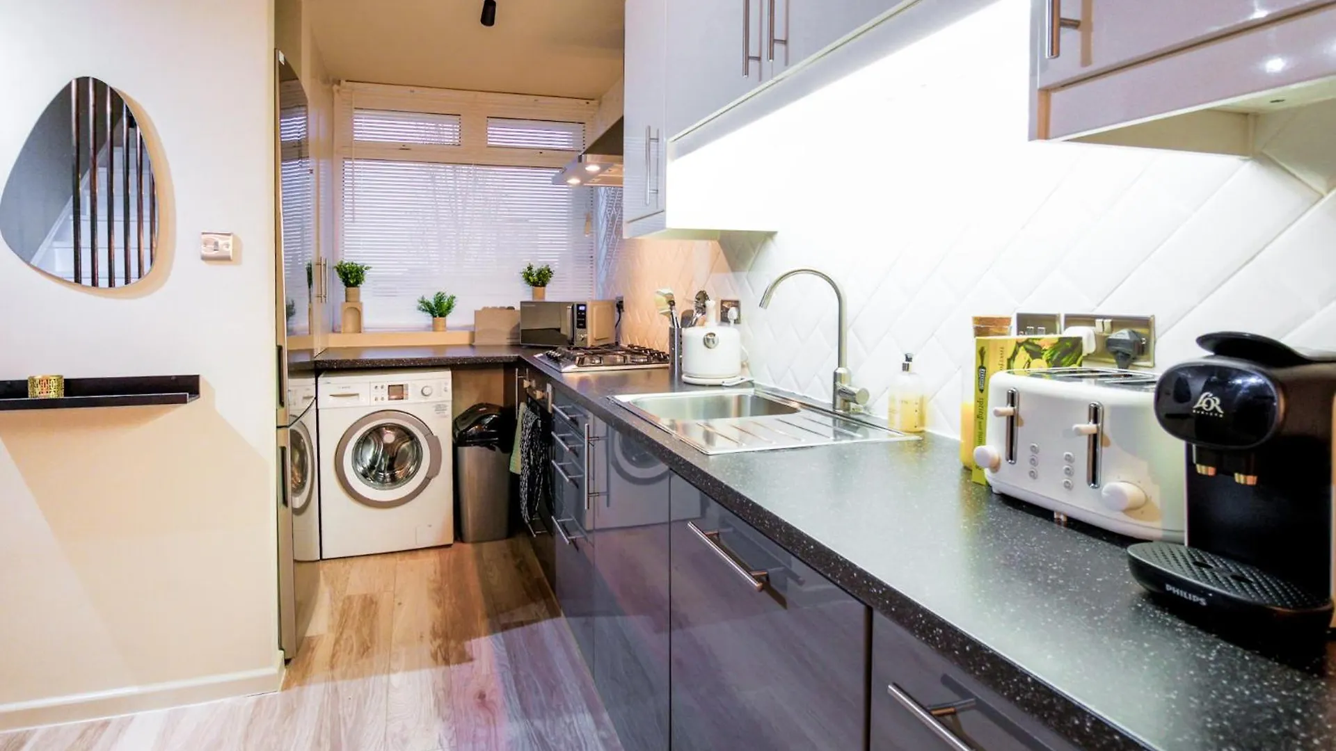 2 Bedrooms London Apartment Close To Limehouse Station