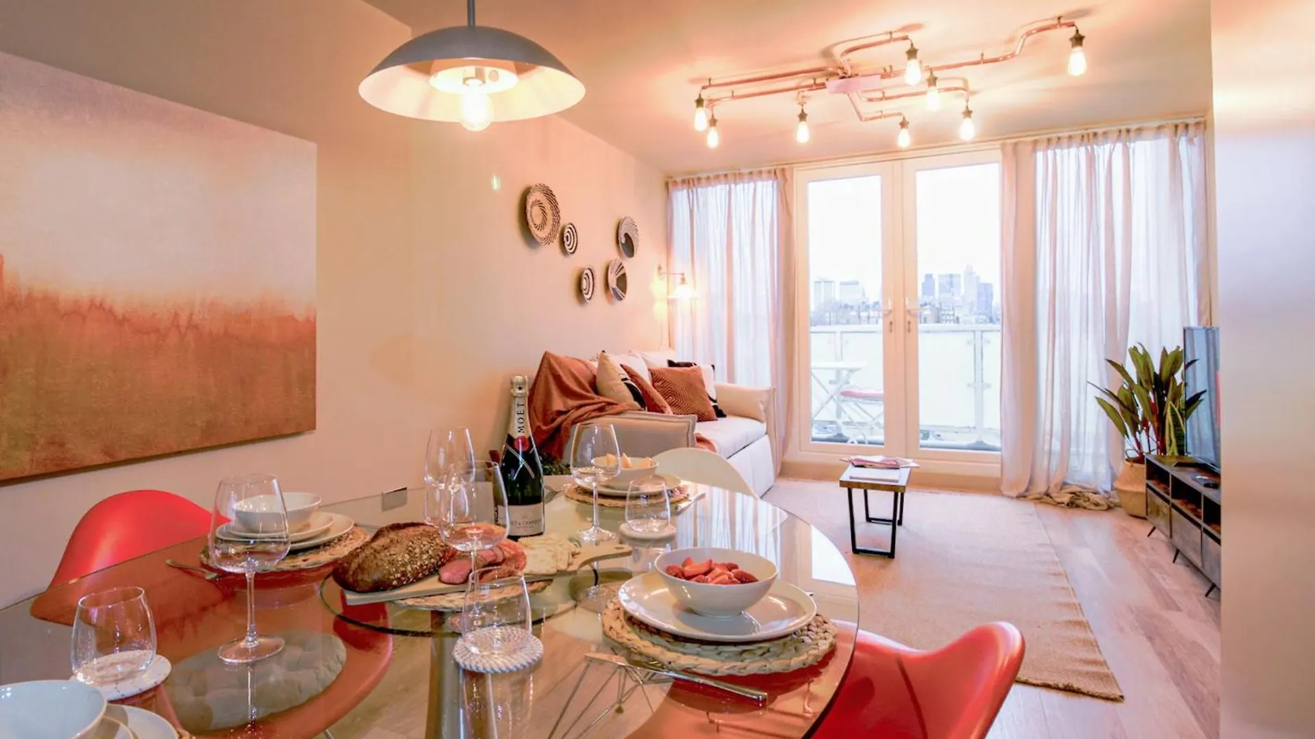 2 Bedrooms London Apartment Close To Limehouse Station