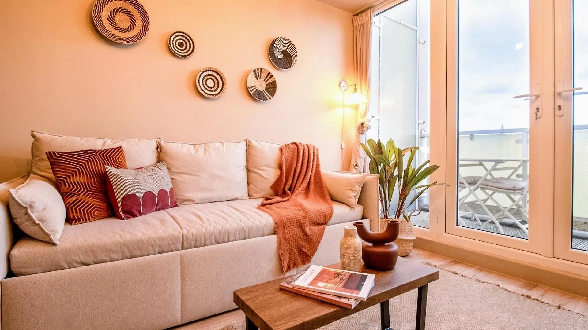 2 Bedrooms London Apartment Close To Limehouse Station location